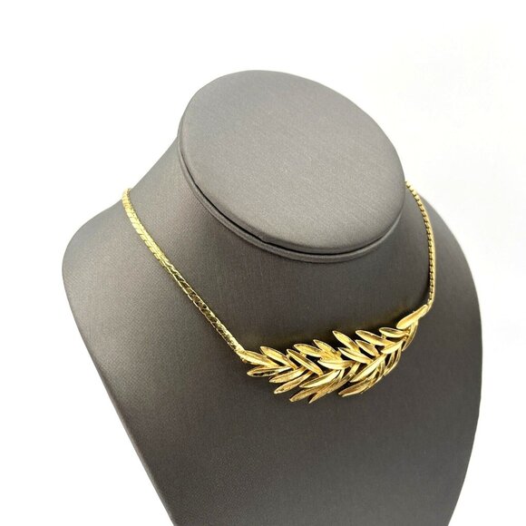 Vintage CROWN TRIFARI Laurel Wreath Pendant Necklace Gold Tone 17” - Picture 4 of 10